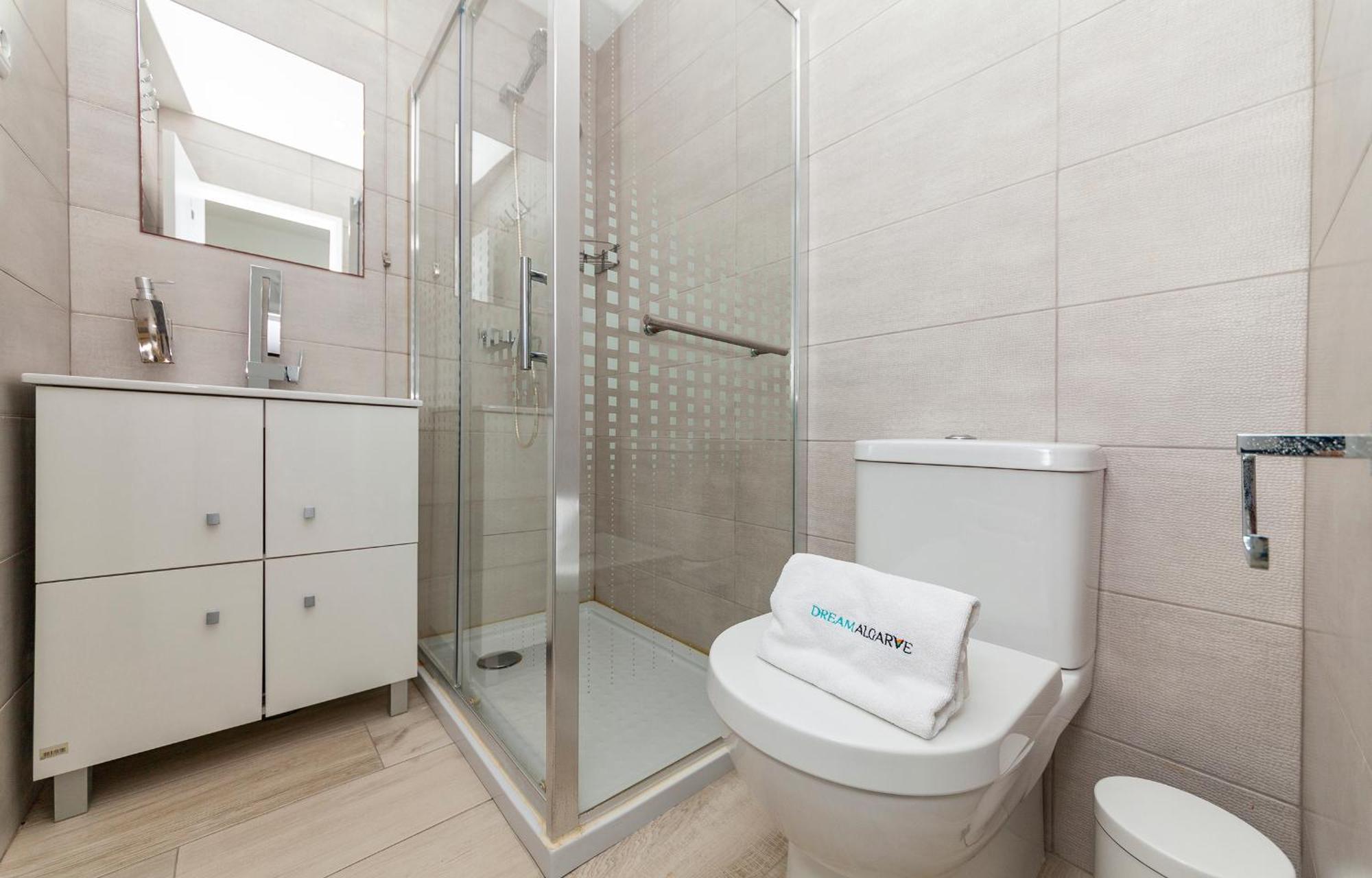 M - Martin & Tomas Guesthouse Lagos Bilik gambar
